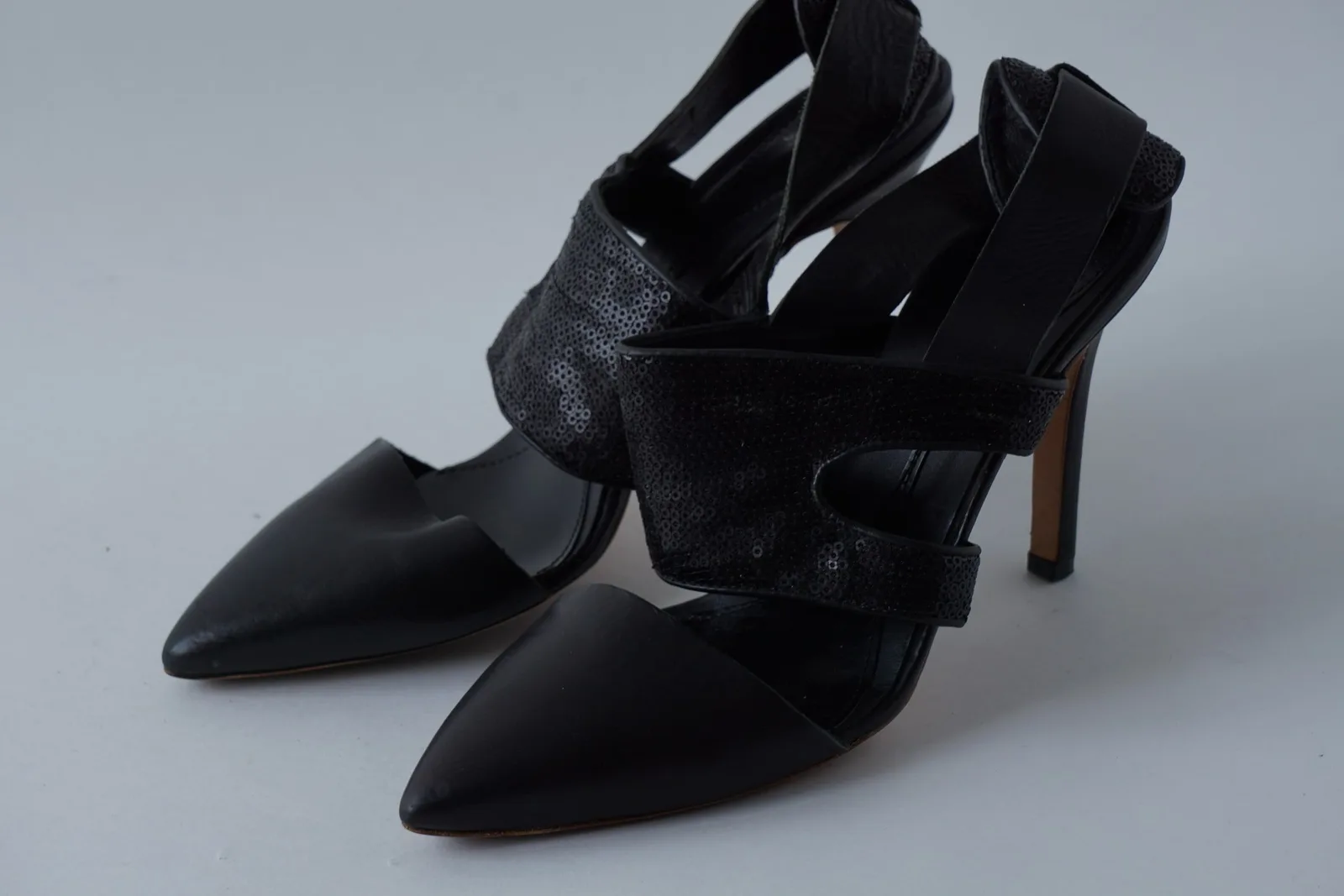 Angled view of the pair of Alexander McQueen minuit slingback heels.